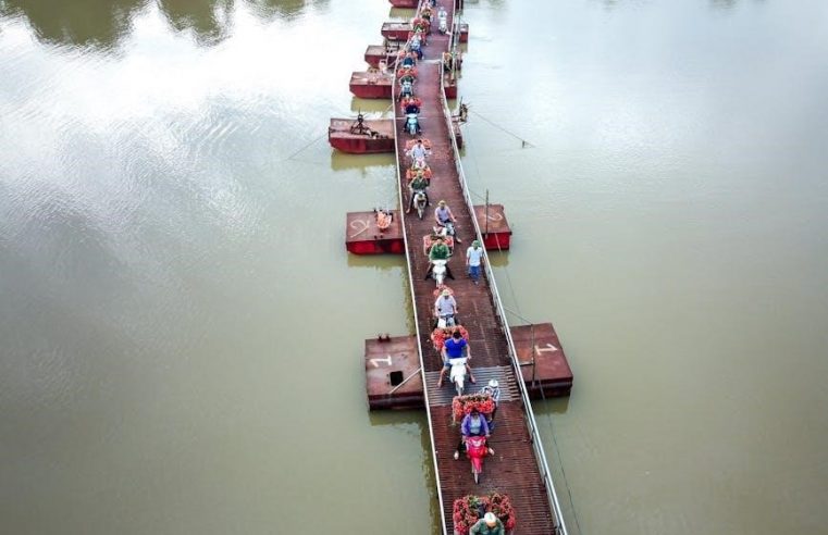 pontoon loading guides